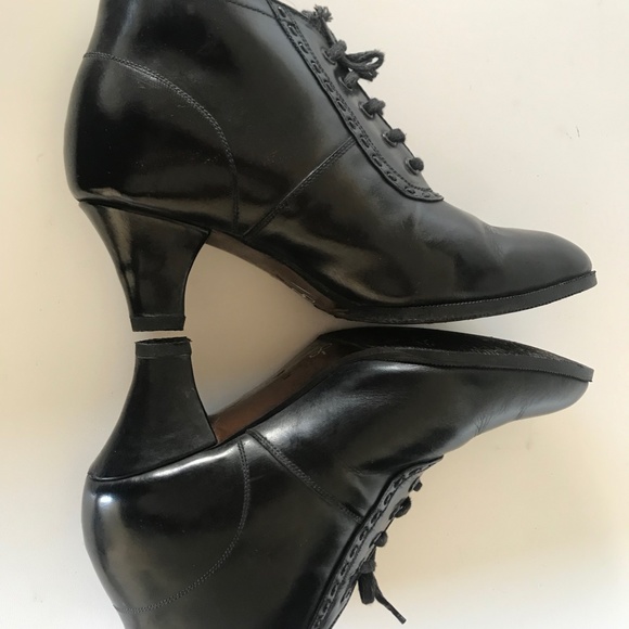 VINTAGE WOMENS LEATHER BOOTS - Picture 2 of 5